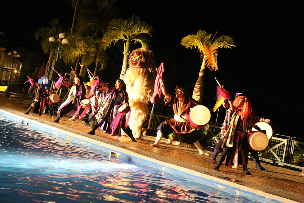 沖縄で活躍する豪華アーティスト達が素敵なステージを野外ステージでお届けいたします。